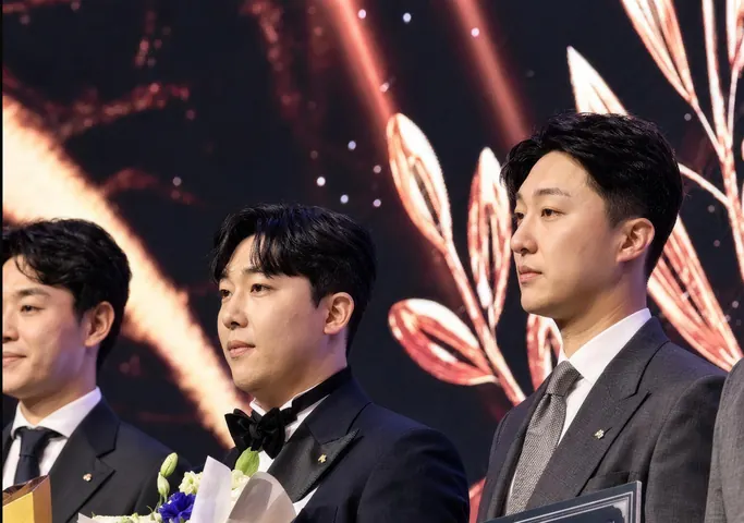 RM CHAMPION 상을 받는 백룡 이사
