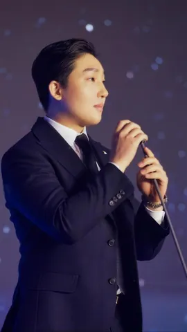 무대에서 마이크를 든 백룡 이사