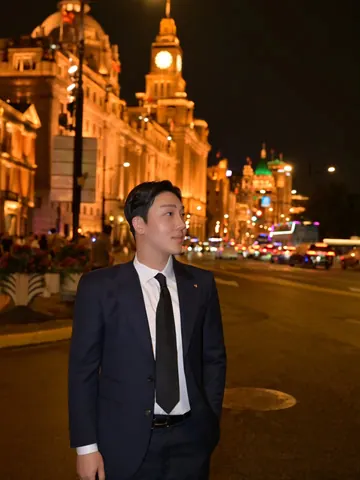 상하이 밤거리에 선 백룡 이사