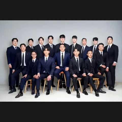 정장 차림으로 함께 선 지점장들과 백룡 이사