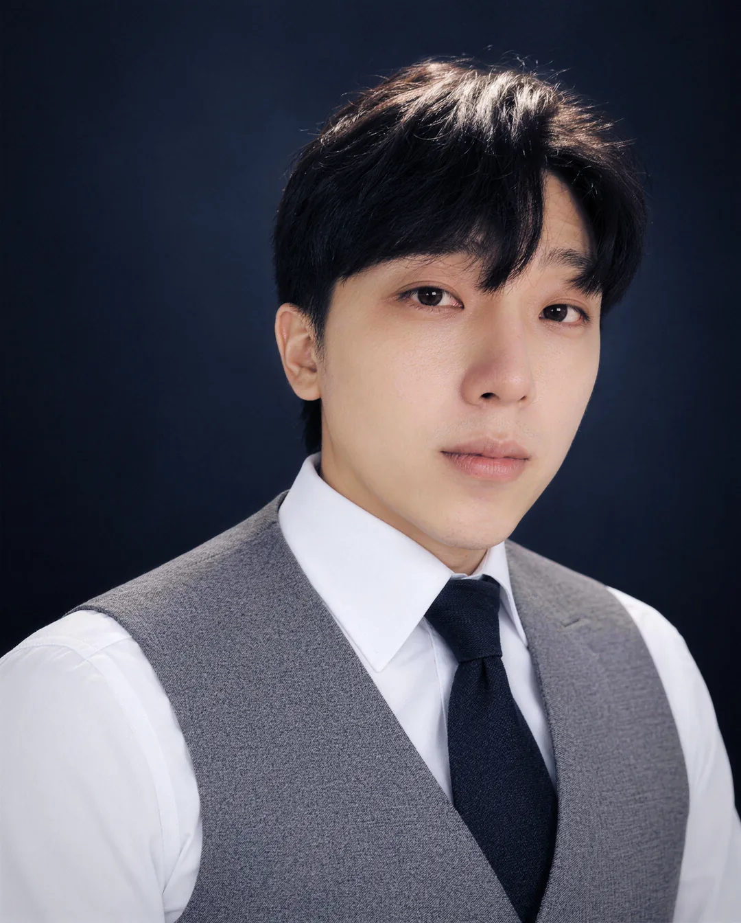 조끼 정장 차림의 백룡 이사 프로필